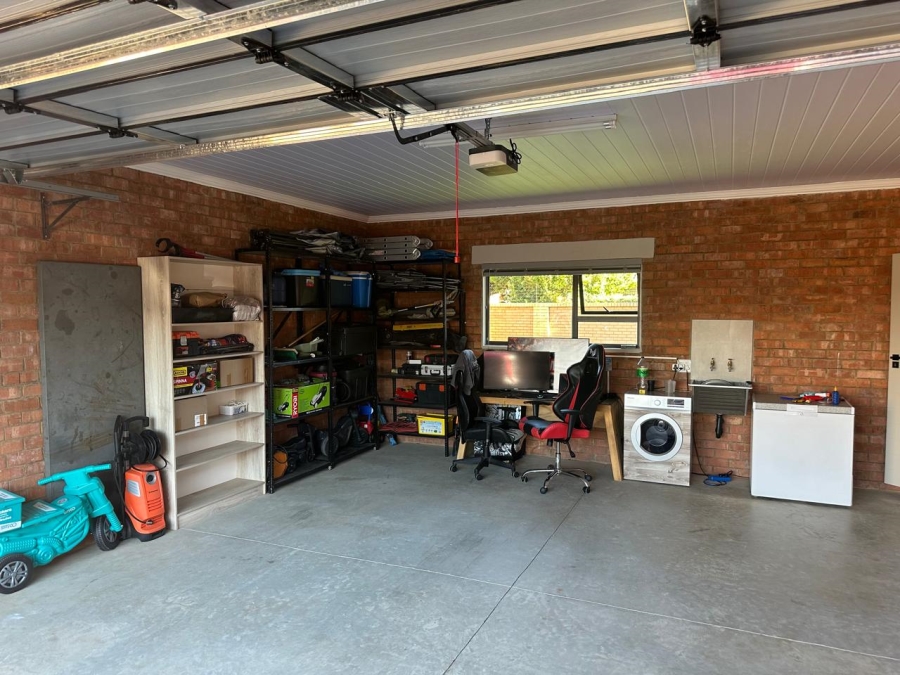 To Let 3 Bedroom Property for Rent in Flamwood North West